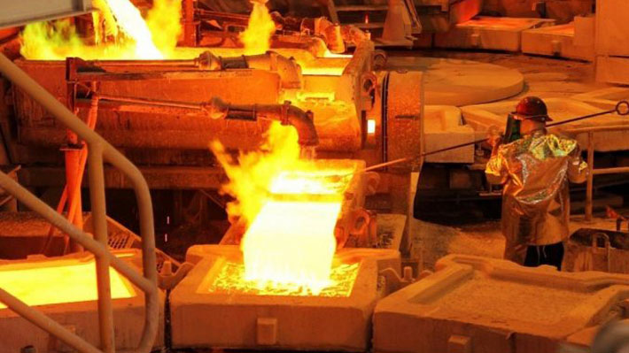 Cobre corta negativa racha y cierra al alza este viernes, pero acumuló un importante descenso semanal de 2,2%