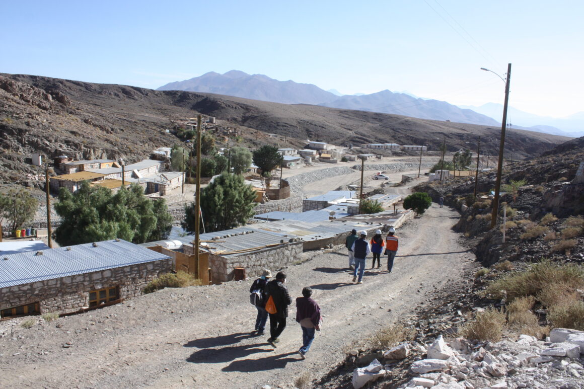 Con energía solar Conchi Viejo iluminó el pueblo con apoyo de Minera El Abra