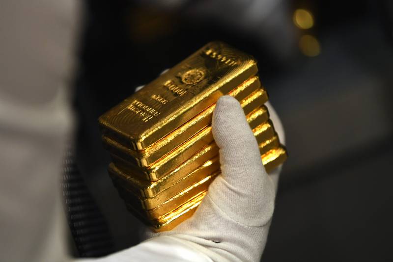 Oro cae por tercer día mientras materias primas bajan antes de reunión de la Fed