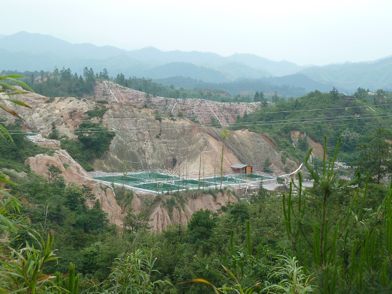 BBVA-OpenMind-Fuco-La guerra de las tierras raras-3-La minería de tierras raras tiene un gran impacto ambiental, como muestran estas instalaciones en China. Crédito: Kevnmh