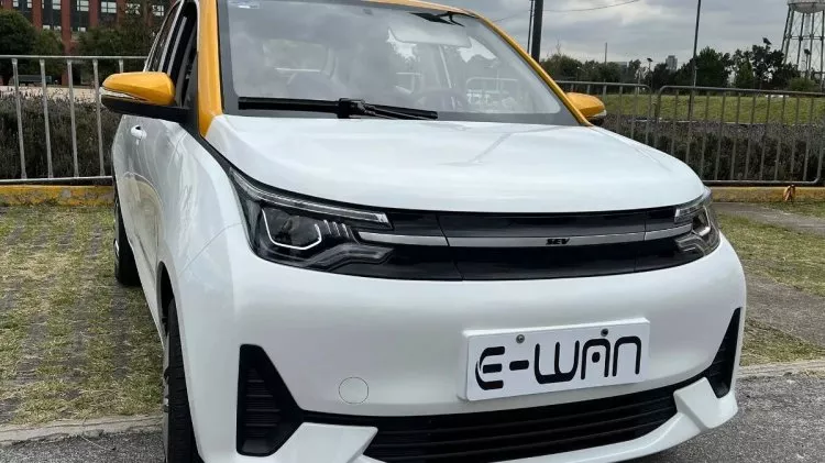 Firma chino-mexicana busca competir con la boliviana Quantum y presenta su auto eléctrico a menor precio