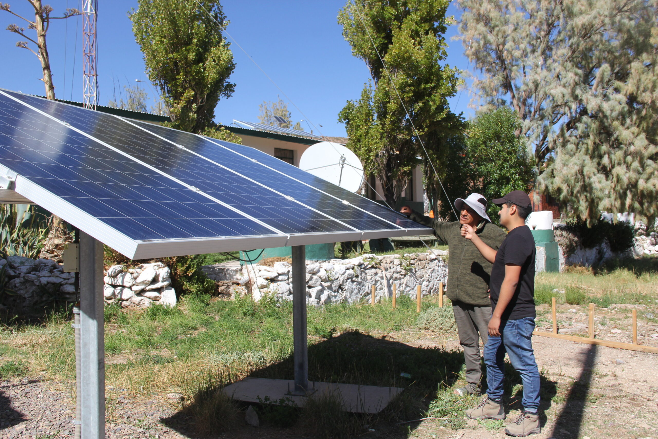 Estudiante Becado por El Abra retribuye a comunidad de Toconce con mejoras en paneles solares