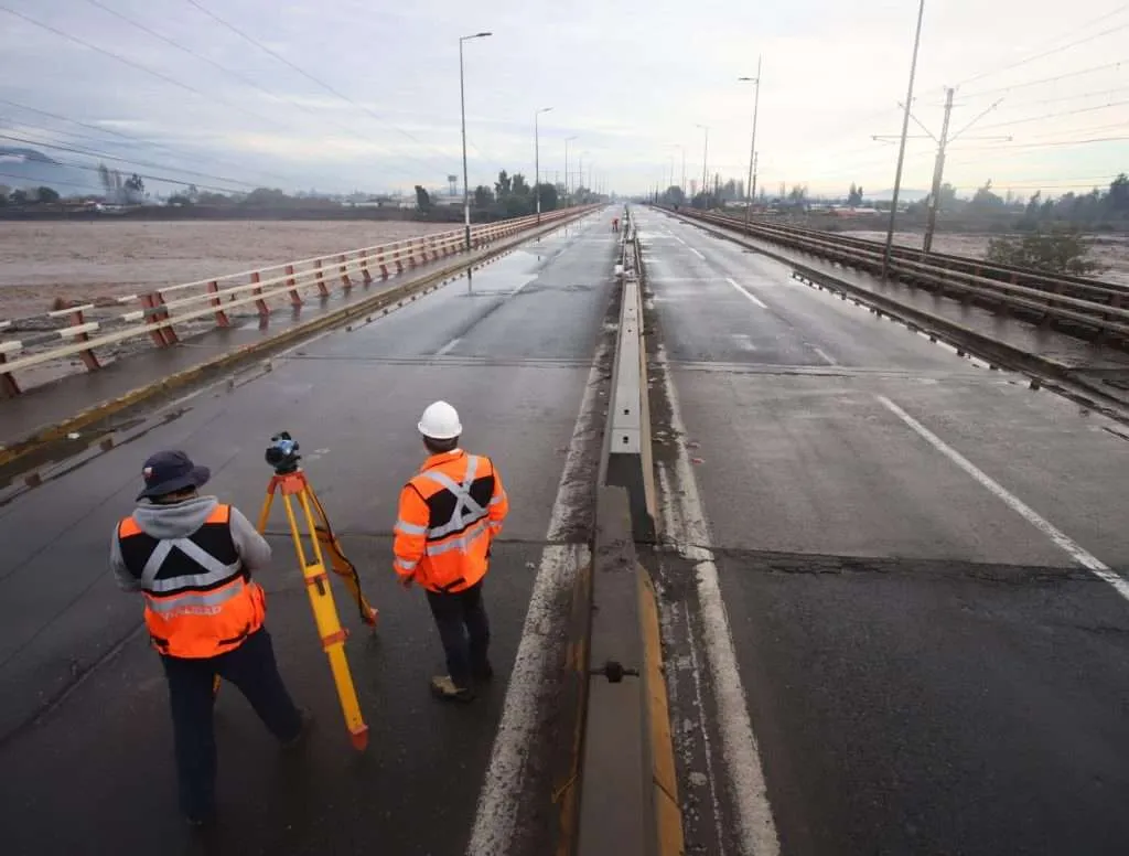 Dirección de Vialidad analizan actual situación de caminos y puentes tras inundaciones.