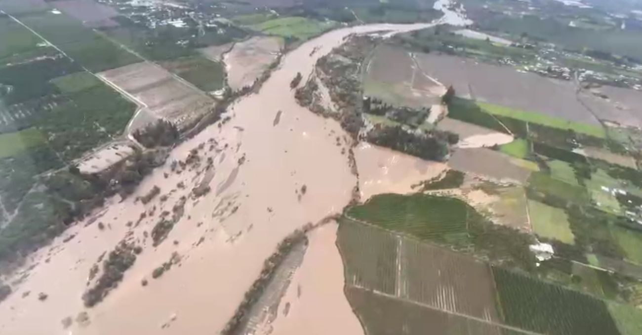 Con cuerdas y en cadena humana: Video muestra rescate de personas aisladas  tras crecida del río