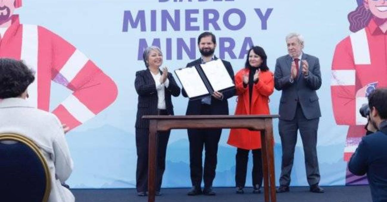 Boric le cierra la puerta a concesionar el litio: Mientras sea Presidente, el mineral "será de todos los chilenos"