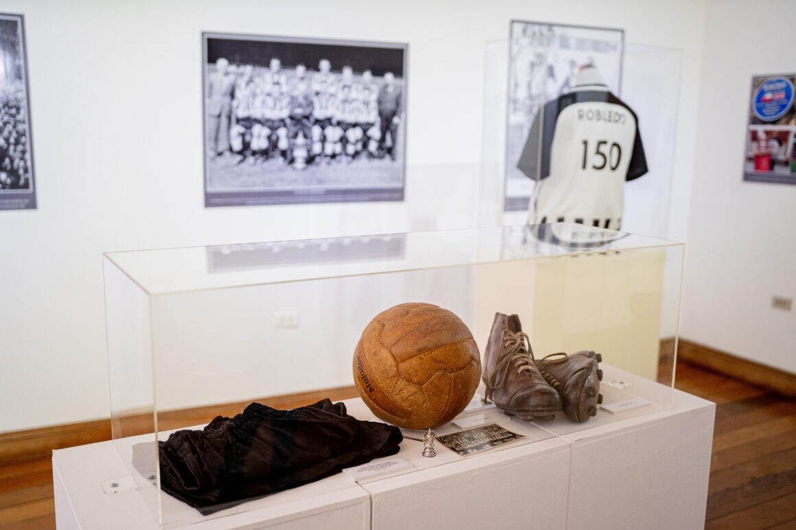 Sala de Arte Casa Collahuasi celebra el mes de la chilenidad con homenaje al goleador pampino Jorge Robledo