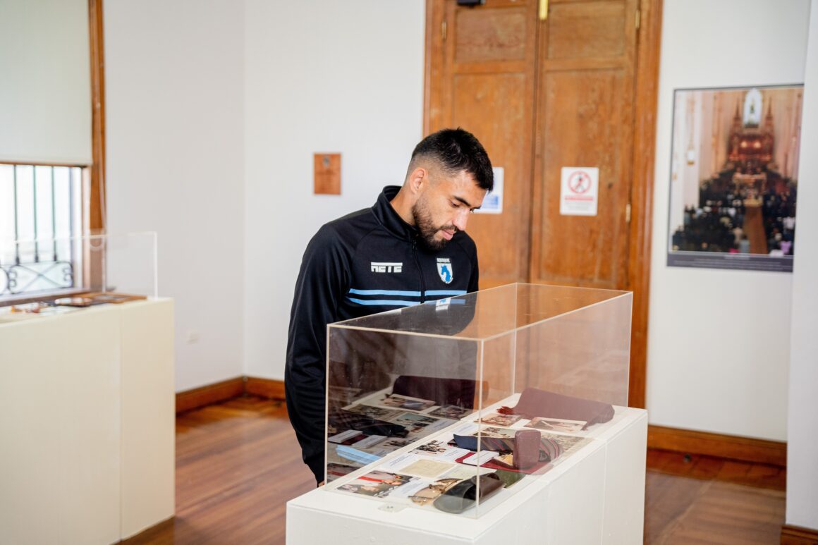 Sala de Arte Casa Collahuasi celebra el mes de la chilenidad con homenaje al goleador pampino Jorge Robledo