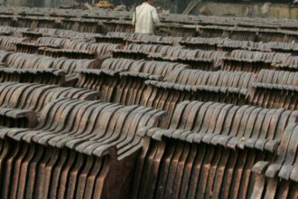 Metales básicos-cobre toca mínimo de dos semanas por alza existencias y débiles importaciones chinas