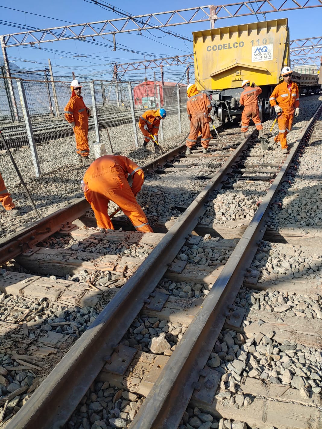 Mecanización en el cambio de durmientes del ferrocarril de El Teniente mejora productividad y seguridad de trabajadores