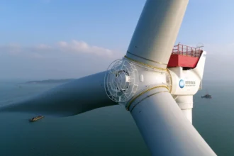 Turbina eólica más grande del mundo bate récord en medio de Tifón Haikui