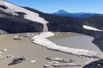 Fotos revelan dramático colapso del glaciar Mocho: es el mayor deshielo detectado en Chile 