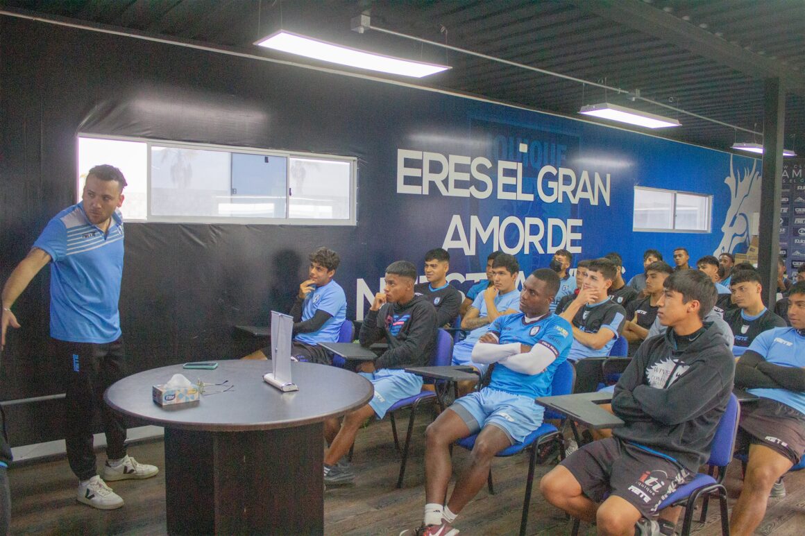 100 jóvenes promesas de Deportes Iquique participaron en charlas formativas apoyados por Fundación Collahuasi