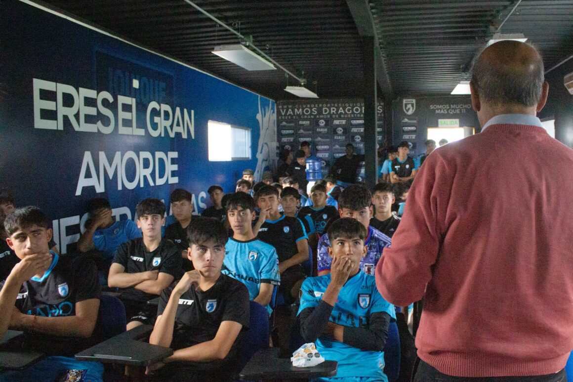 100 jóvenes promesas de Deportes Iquique participaron en charlas formativas apoyados por Fundación Collahuasi