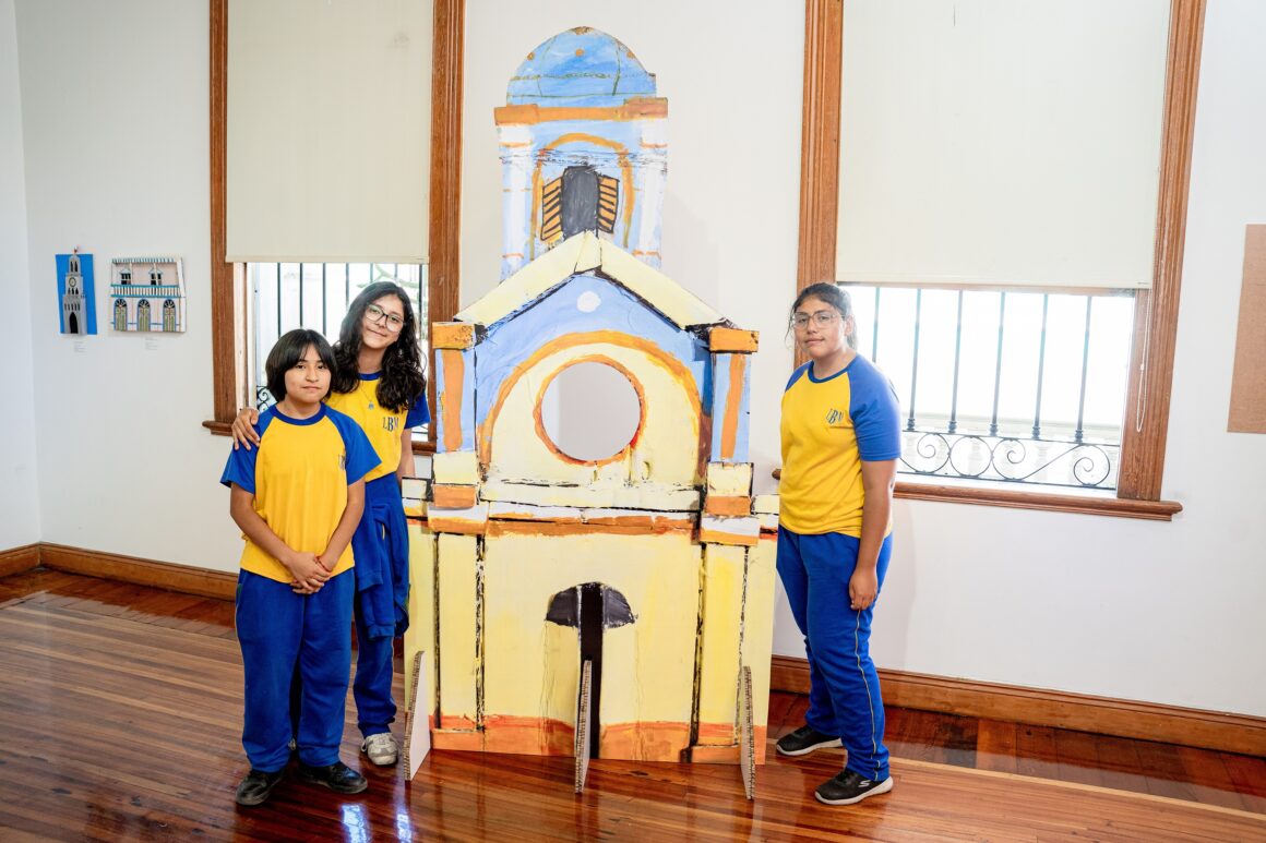 Estudiantes del Liceo Minero Juan Pablo II de Alto Hospicio despliegan toda su creatividad en Sala de Arte Casa Collahuasi