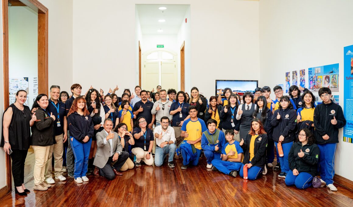 Estudiantes del Liceo Minero Juan Pablo II de Alto Hospicio despliegan toda su creatividad en Sala de Arte Casa Collahuasi