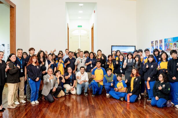 Estudiantes del Liceo Minero Juan Pablo II de Alto Hospicio despliegan toda su creatividad en Sala de Arte Casa Collahuasi