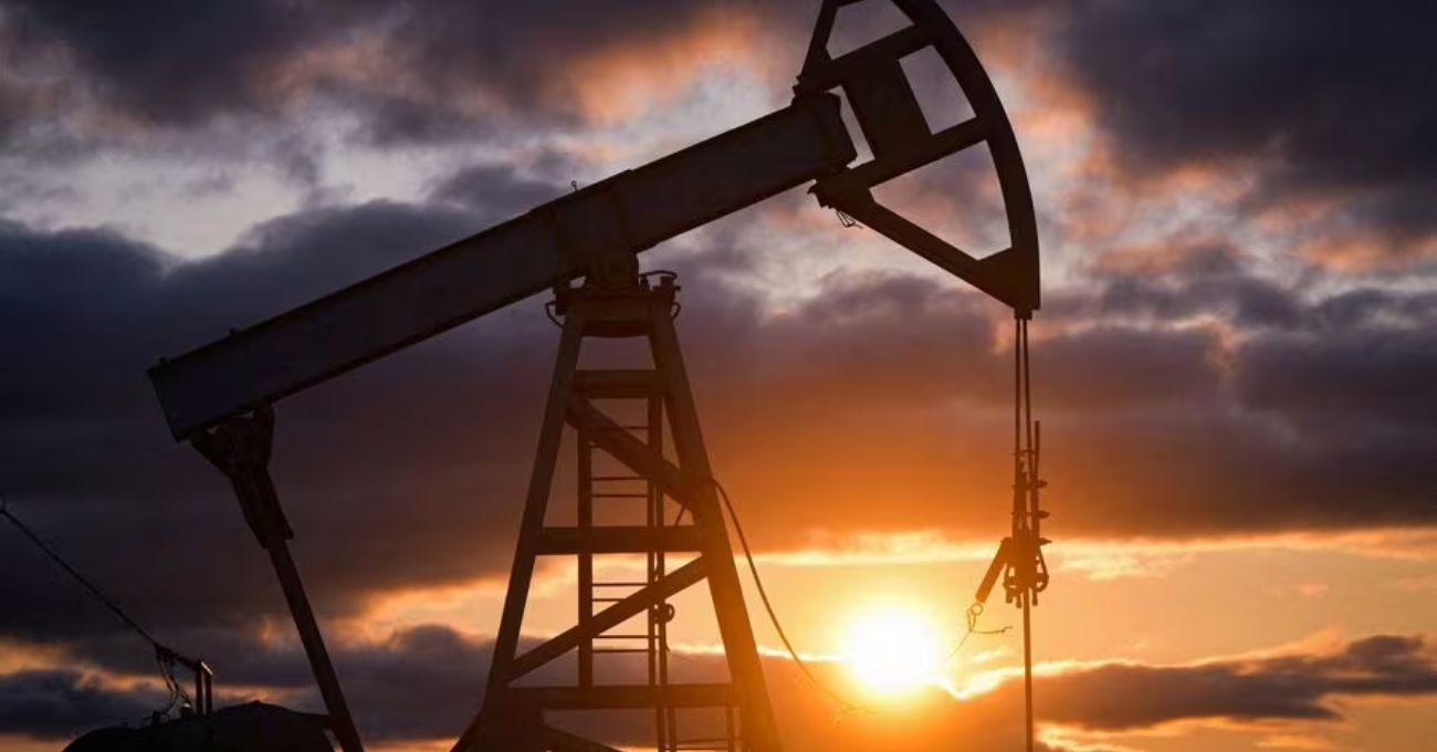 Precio del petróleo se encamina a su primera subida semanal en dos meses