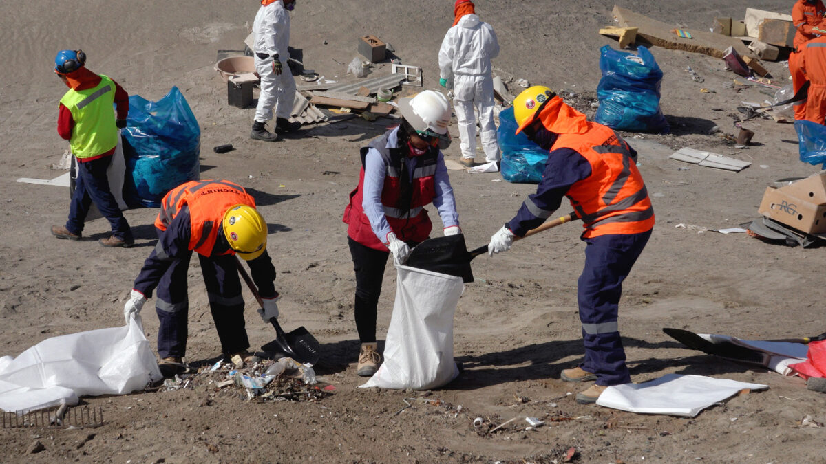 Más de siete toneladas y media retiran trabajadores y empresas del Proyecto C20+ de Collahuasi en operativos de limpieza en el borde costero