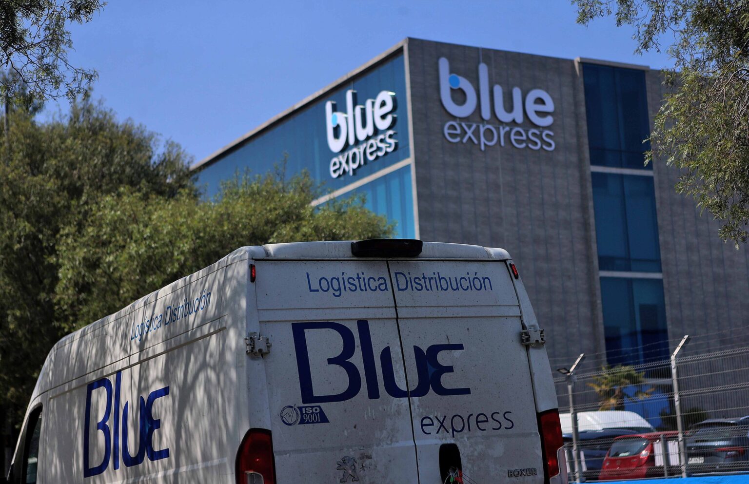 Blue Express busca trabajadores en áreas comerciales y administrativas: Conoce cómo postular