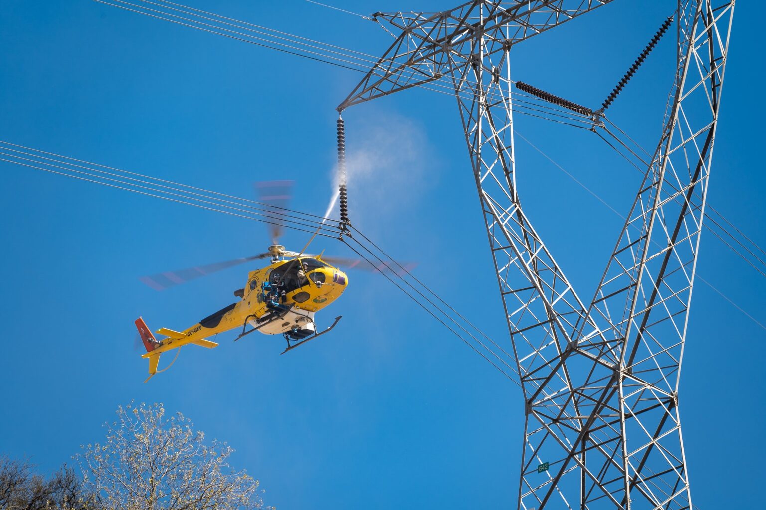 Innovador sistema de lavado de aisladores mediante Helicópteros permite evitar cortes de luz y ahorrar hasta un 80% de agua