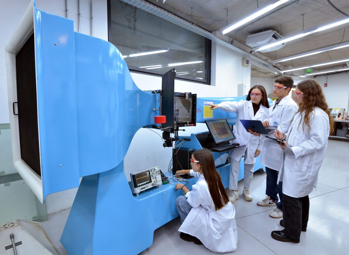 Nuevo curso de laboratorio de energías renovables de la UAI permite a estudiantes aprender sobre energía solar y eólica en terreno, y sobre electrónica de potencia en laboratorio