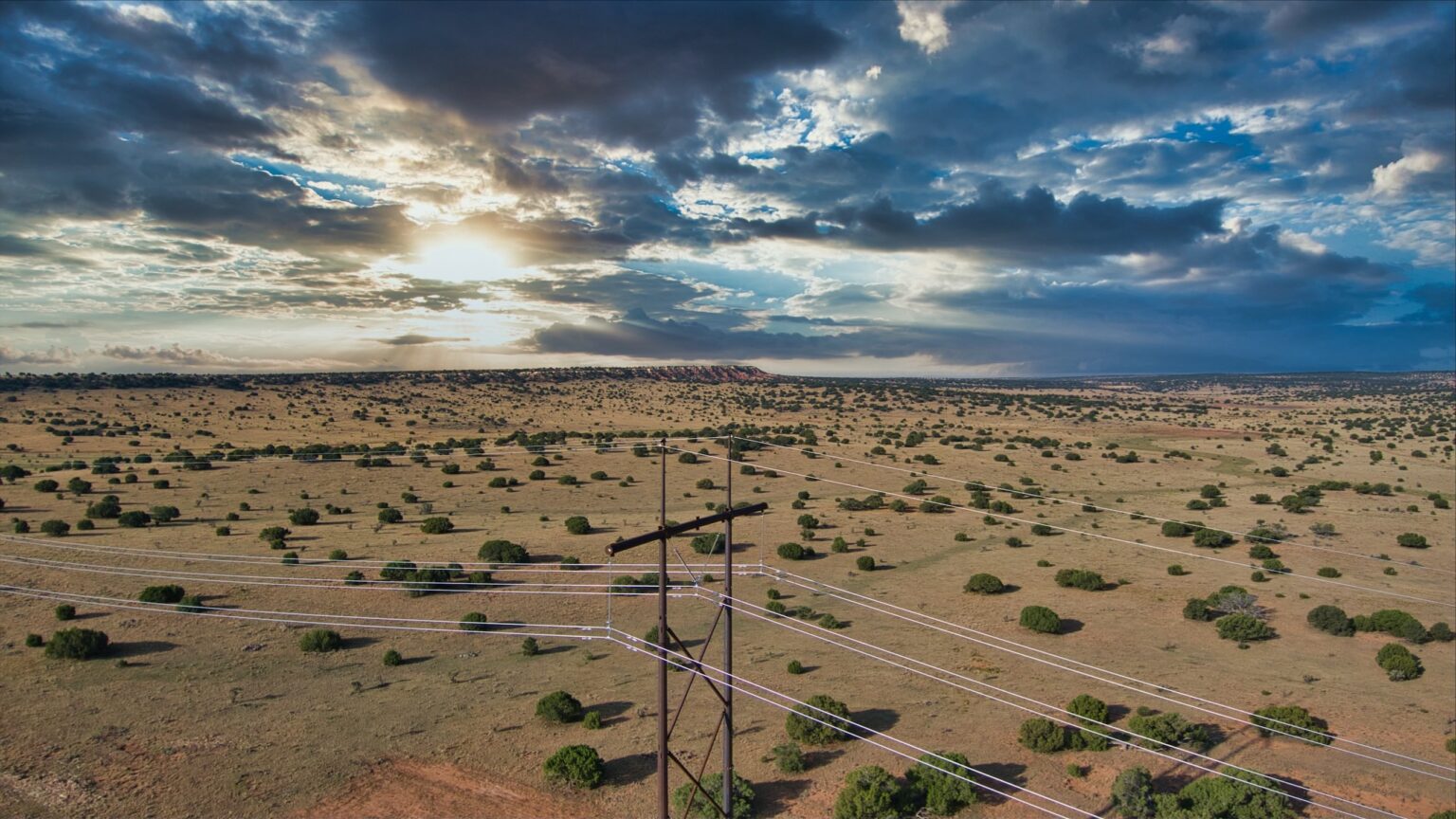 Hitachi Energy respalda operación del mayor proyecto de energía eólica conectado a HVDC en Estados Unidos