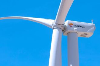 Aramco muestra interés en adquirir participación en energías renovables de Repsol