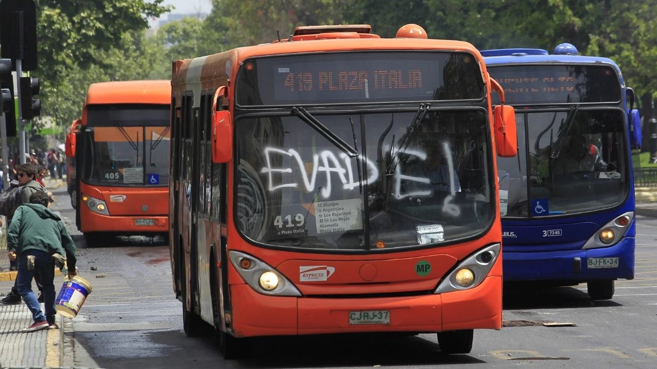 ¿Cuál es la multa por evadir el pago del pasaje en el transporte público?