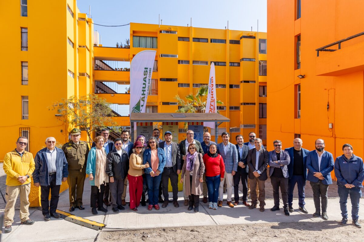 Programa “Cuidemos Tarapacá” de Collahuasi entrega obras de renovación de 19 edificios y murales a vecinos de Barrio El Morro