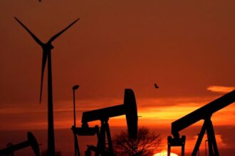 OPEP+ acuerda ampliar recortes de producción del petróleo hasta 2025