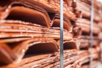 Futuros de cobre caen a su menor nivel en casi un mes lastrados por la escasa demanda desde China