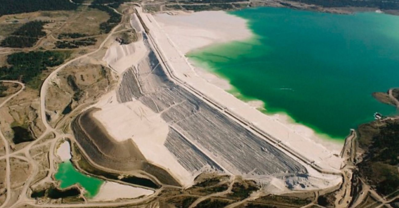 Desborde de presa de relaves en Chile pone en riesgo fuentes de agua