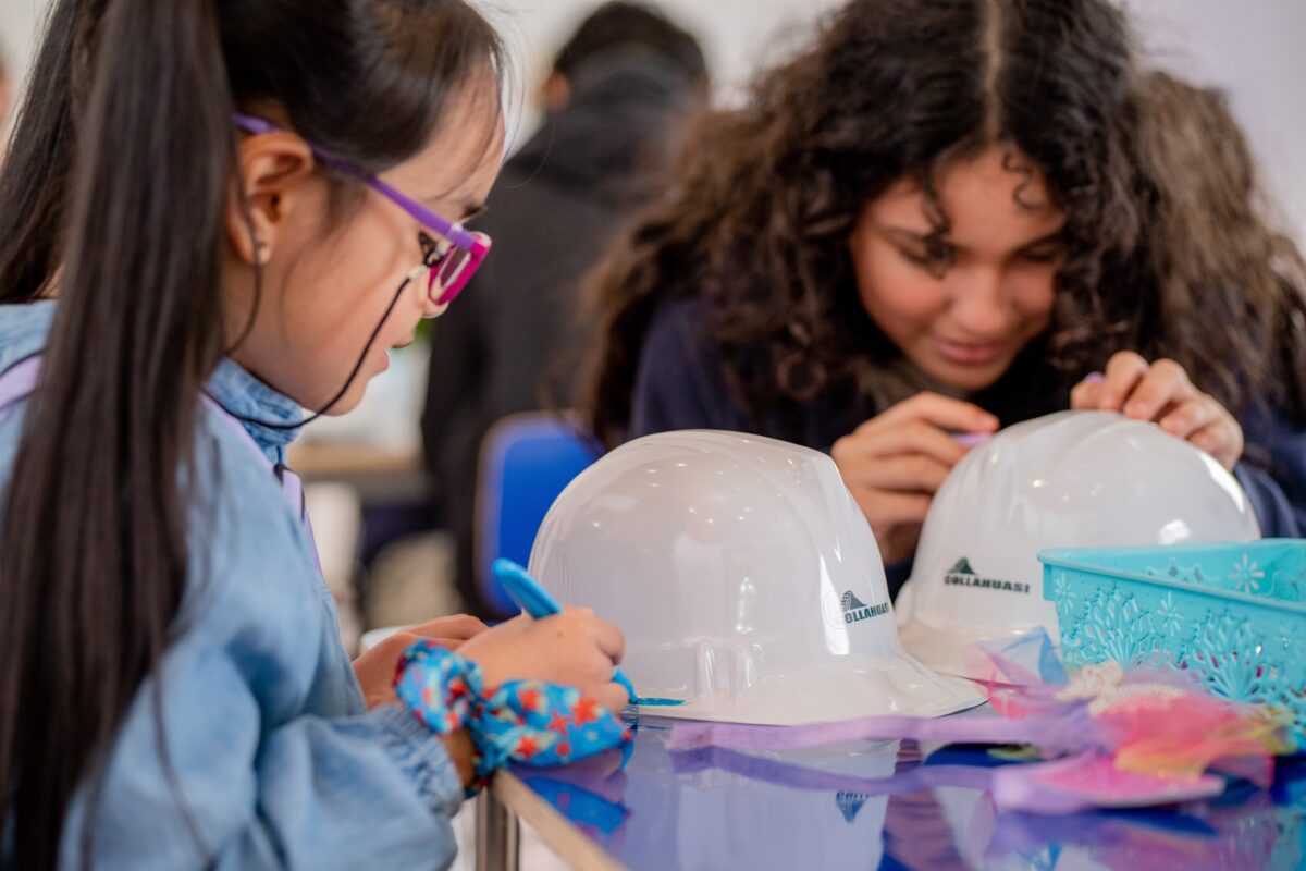 Niños y jóvenes de Teletón Iquique visitaron exposición “Casco Minero” en Sala de Arte Casa Collahuasi