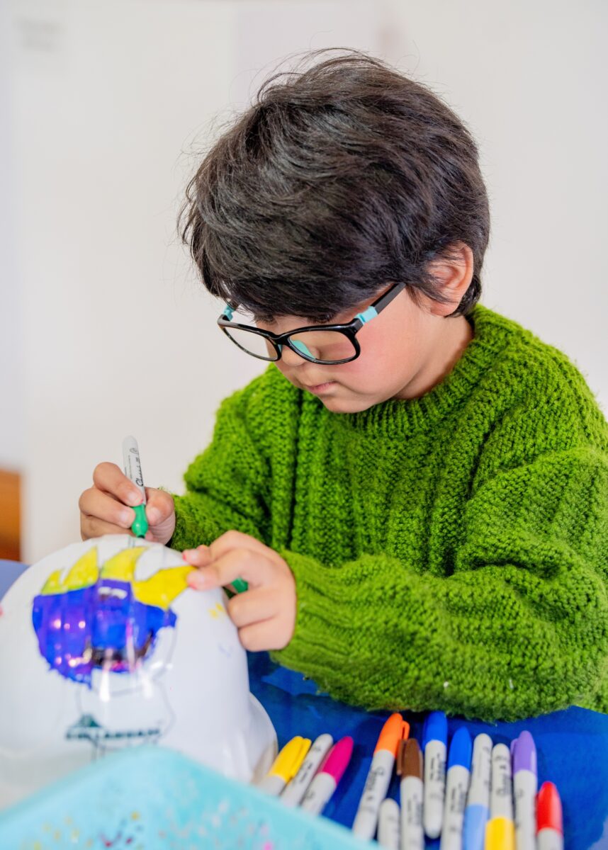 Niños y jóvenes de Teletón Iquique visitaron exposición “Casco Minero” en Sala de Arte Casa Collahuasi