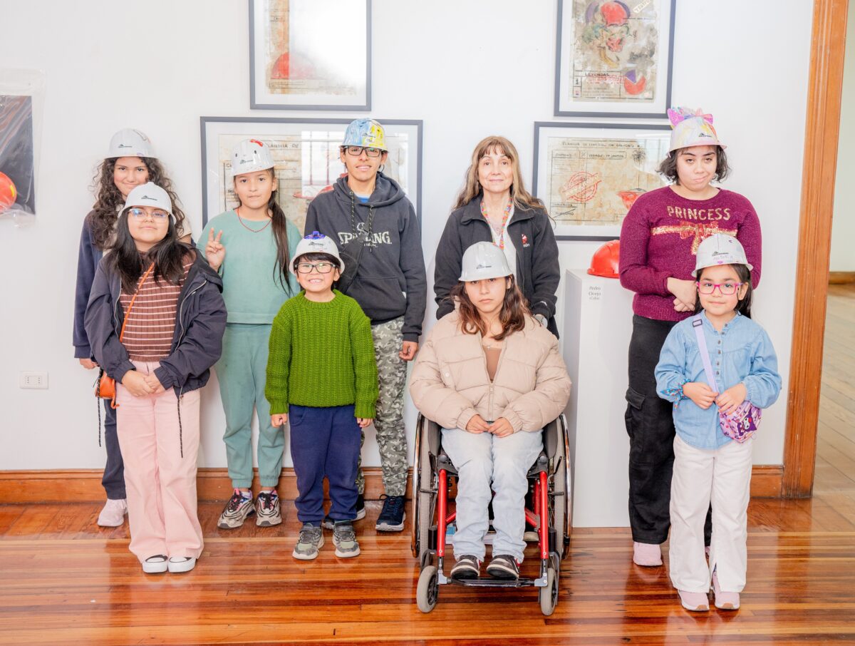 Niños y jóvenes de Teletón Iquique visitaron exposición “Casco Minero” en Sala de Arte Casa Collahuasi