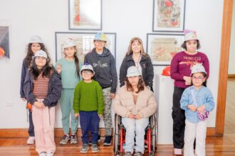Niños y jóvenes de Teletón Iquique visitaron exposición “Casco Minero” en Sala de Arte Casa Collahuasi
