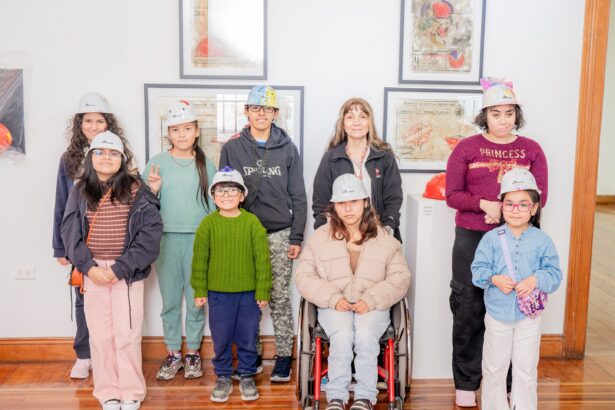 Niños y jóvenes de Teletón Iquique visitaron exposición “Casco Minero” en Sala de Arte Casa Collahuasi