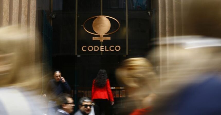 Codelco revierte pérdidas y obtiene ganancias gracias a aumento del precio del cobre