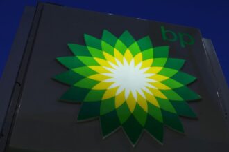 BP sufre pérdida de valor y advierte sobre menores márgenes de refino.