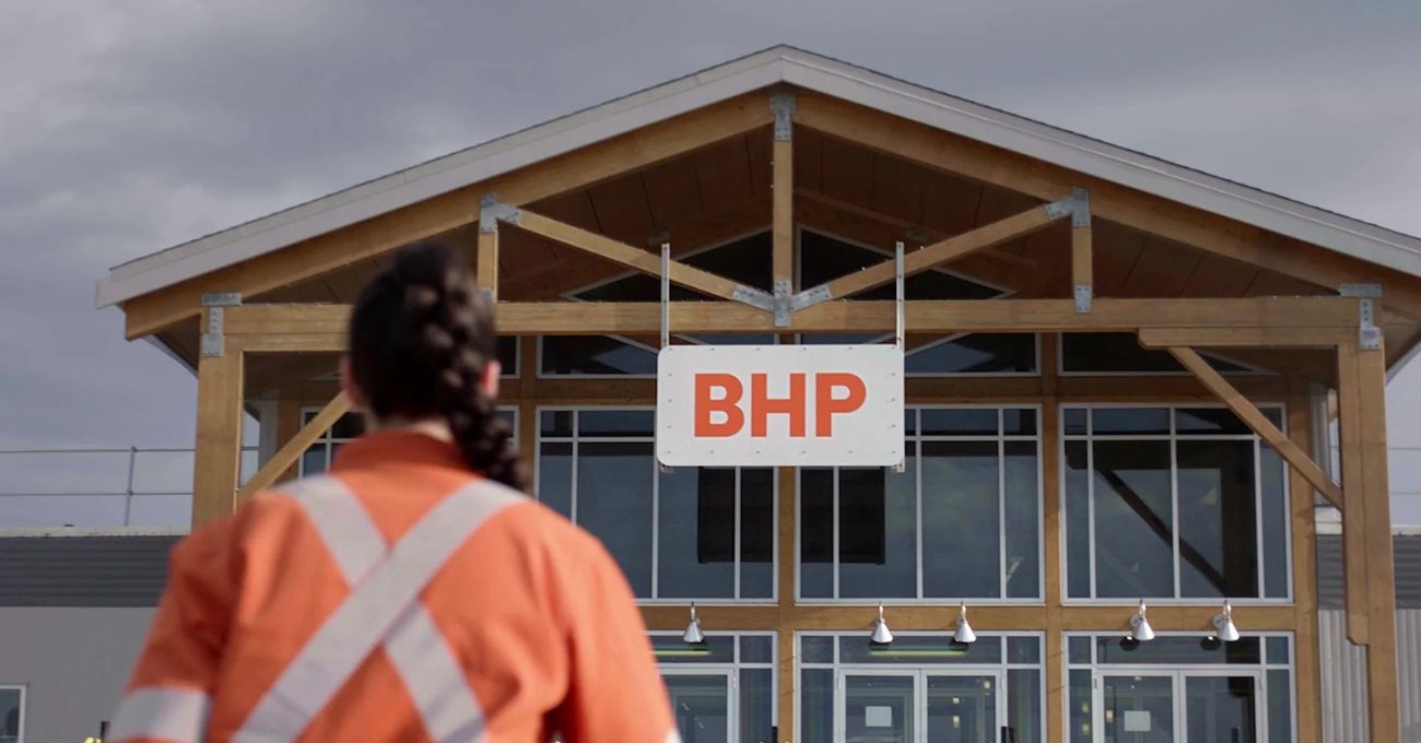 BHP solicita permiso para proyecto de transporte eléctrico en mina Escondida.