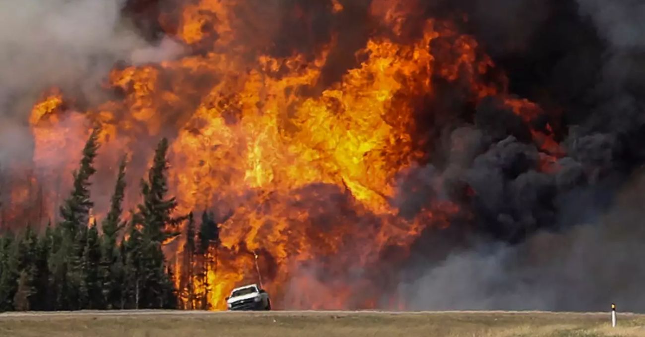 Incendios forestales en Alberta amenazan producción petrolera y elevan los precios