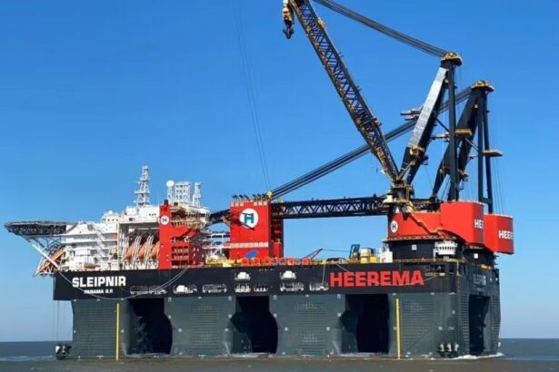 El mayor buque grúa del mundo prolonga la vida de yacimiento petrolífero en Fenris