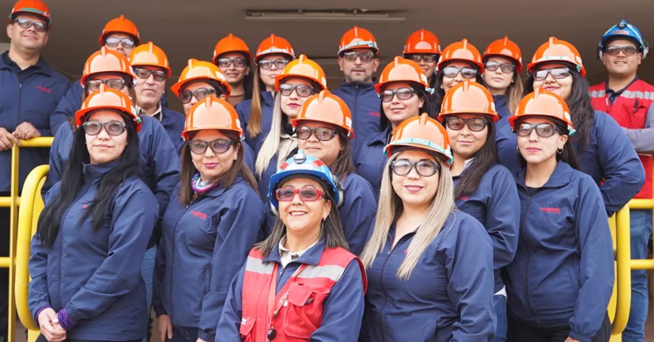 20 alumnas y alumnos de Tierra Amarilla realizan entrenamiento práctico en las operaciones de Minera Candelaria