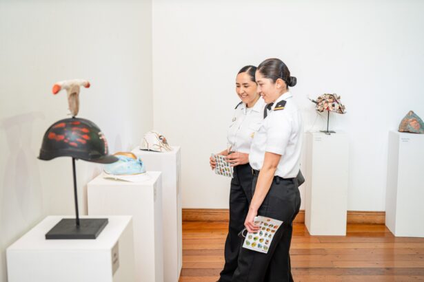 Sala de Arte Collahuasi inicia “Mes de la Minería” con mil visitas a exposición de cascos mineros