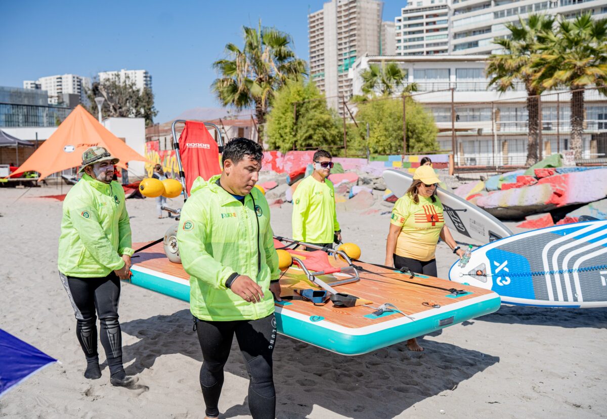 Fundación Collahuasi entregó equipamiento inclusivo para deportes acuáticos en Playa Cavancha