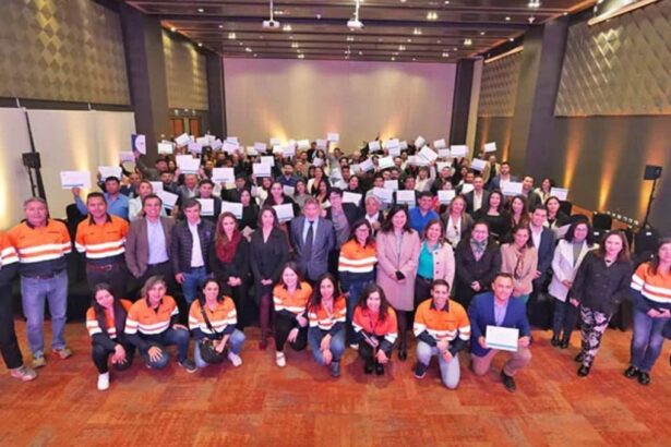 Escondida | BHP certifica a 290 trabajadores en la industria minera