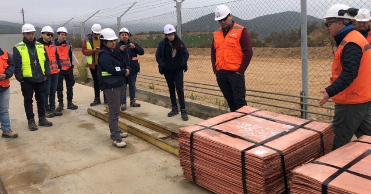 Visita técnica verifica cumplimiento ambiental y desarrollo sostenible en proyecto minero.