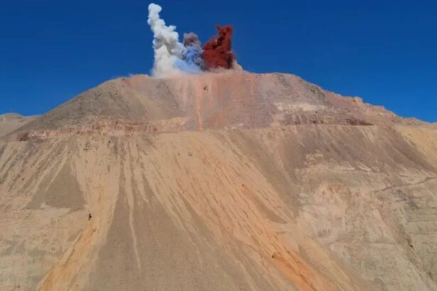 Codelco Salvador celebra el Día del Minero con tronadura tricolor