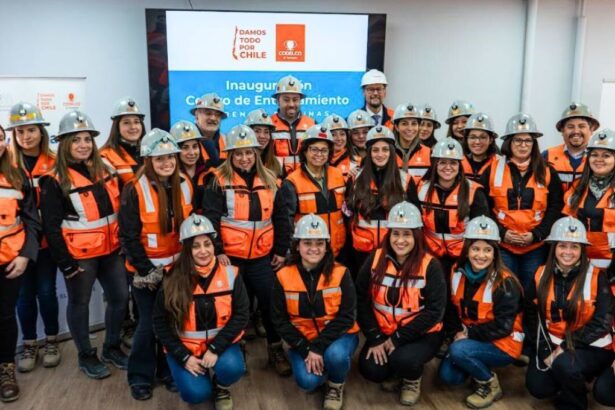 Entregan cascos a aprendizas en la industria minera para fomentar la integración