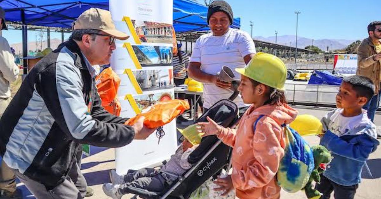 Trabajadores de Operaciones Norte de Codelco entregaron más de 1.500 kits de útiles escolares